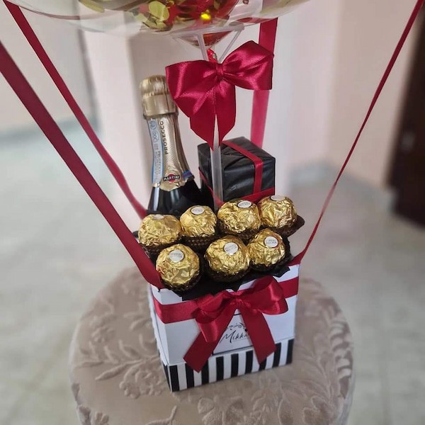 Кутия с вино, шоколад и бонбони за подарък за имен ден
